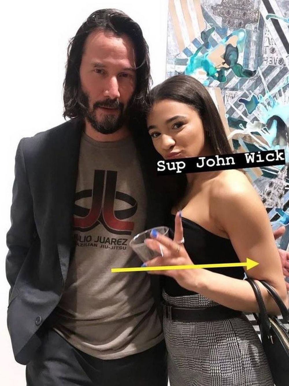  6 Momen Keanu Reeves tak sentuh fans wanita saat berfoto bersama