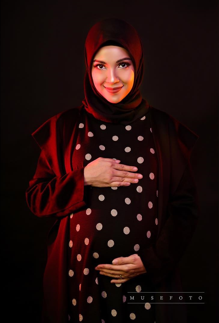 Hamil anak kembar, ini 8 potret maternity Ratna Galih yang memesona