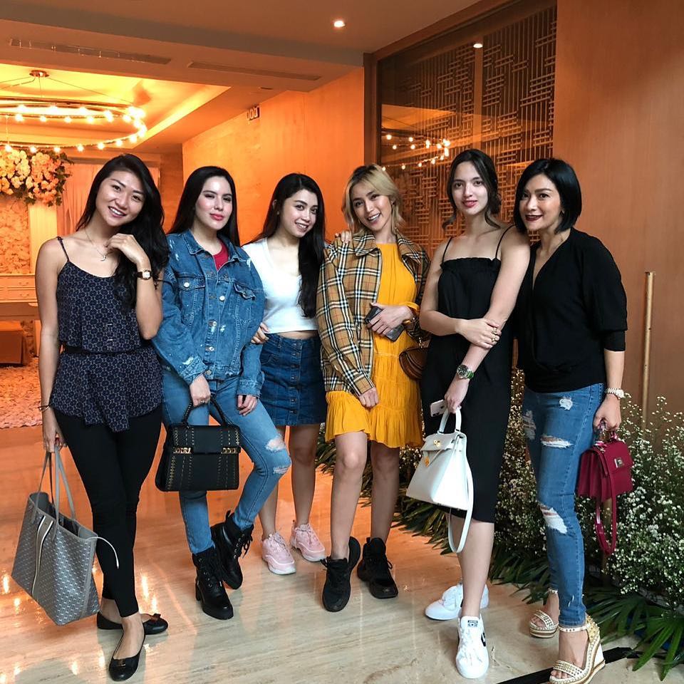 10 Potret Nia Ramadhani pamer pundak, ada yang tuai kritikan