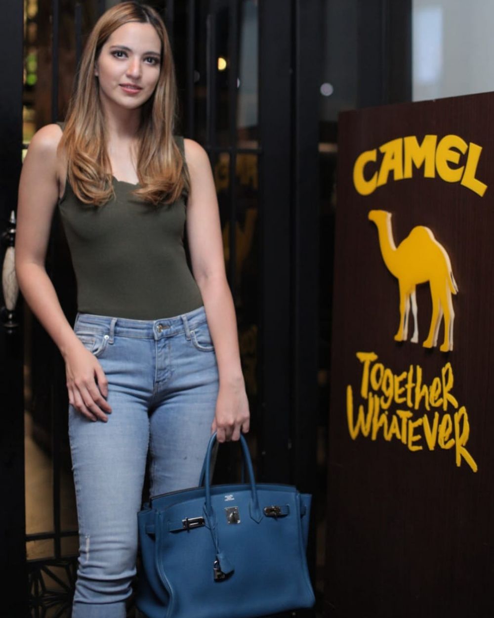 10 Potret Nia Ramadhani pamer pundak, ada yang tuai kritikan