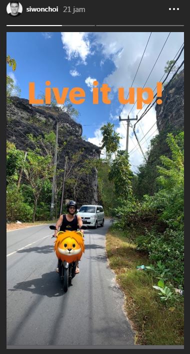 8 Gaya Choi Siwon pakai singlet saat liburan, kerap jadi sorotan