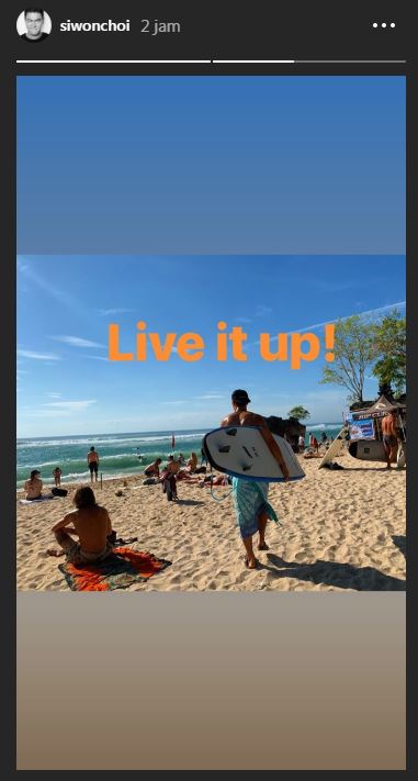 8 Gaya Choi Siwon pakai singlet saat liburan, kerap jadi sorotan