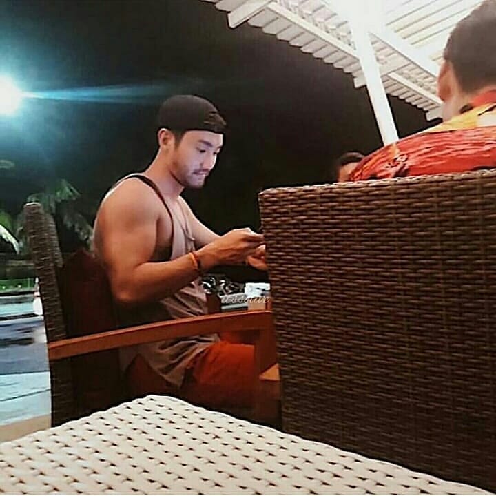 8 Gaya Choi Siwon pakai singlet saat liburan, kerap jadi sorotan