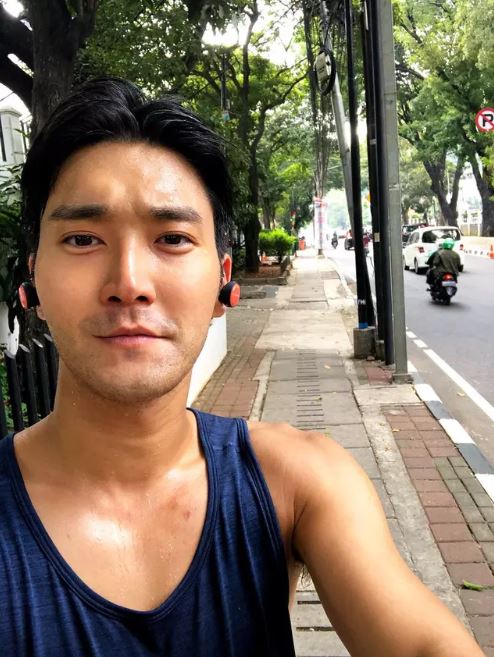 8 Gaya Choi Siwon pakai singlet saat liburan, kerap jadi sorotan