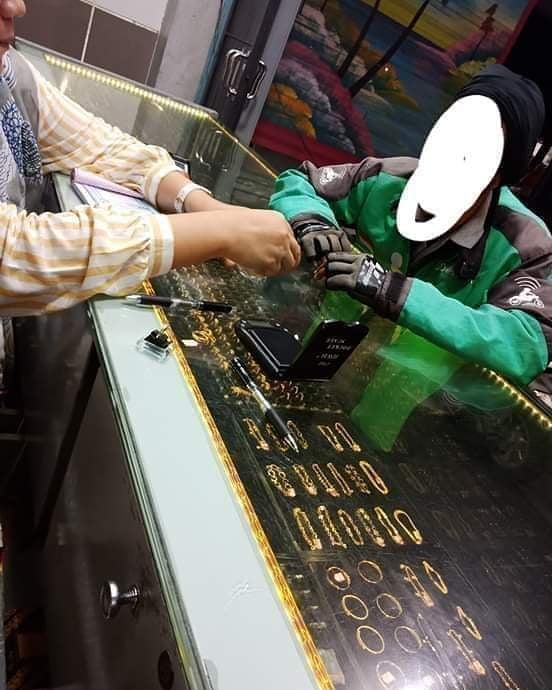 Kisah haru driver ojek online beli kado cincin modal Rp 350 ribu