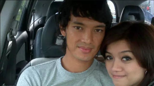 10 Pesepak bola ini punya pasangan presenter TV 