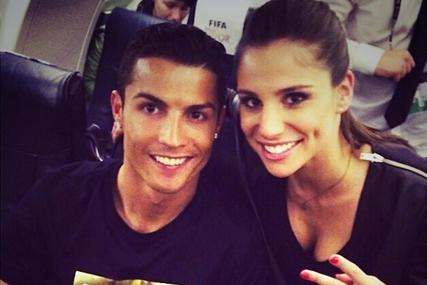 10 Pesepak bola ini punya pasangan presenter TV 