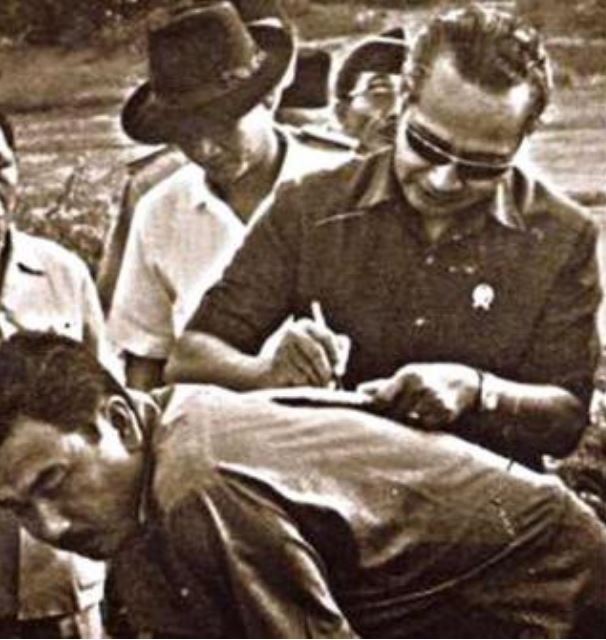 Momen tiga Presiden Indonesia pinjam punggung ajudan jadi 'meja'