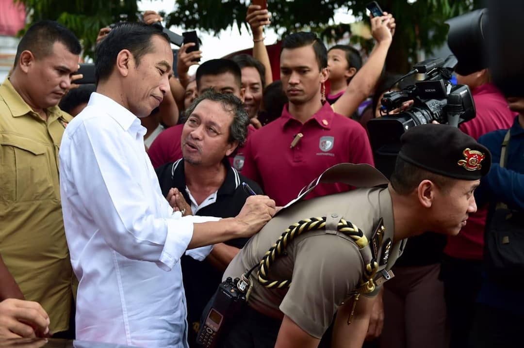 Momen tiga Presiden Indonesia pinjam punggung ajudan jadi 'meja'