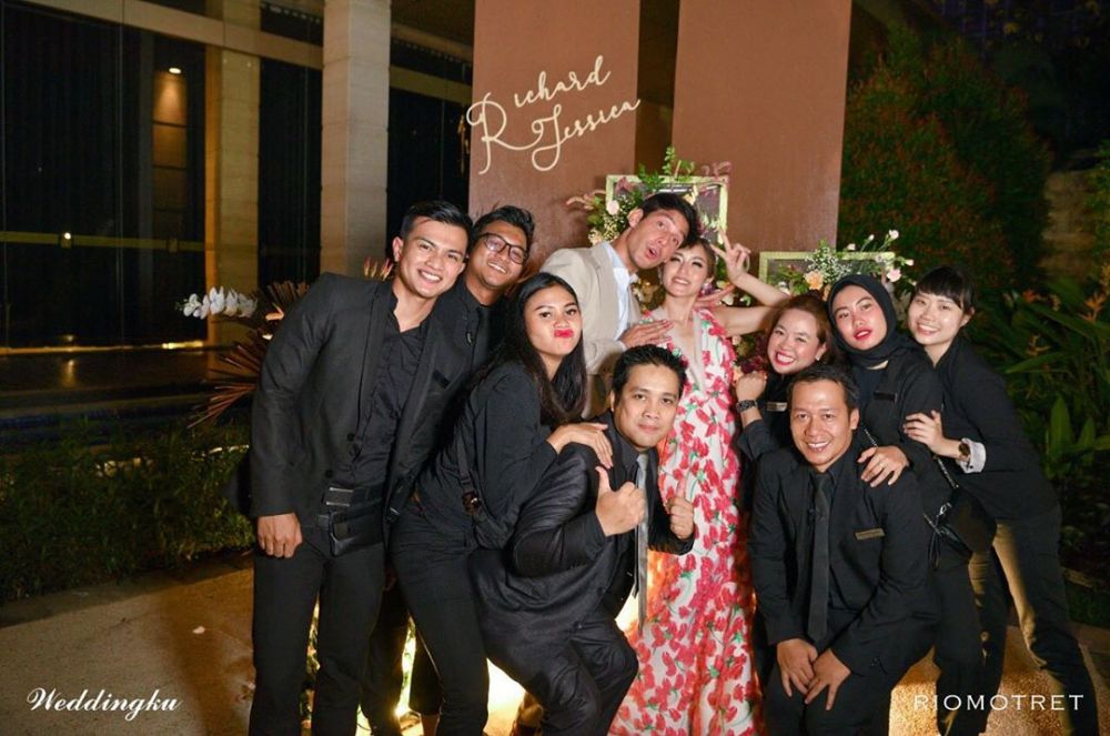 12 Potret tunangan Jessica Iskandar & Richard Kyle, romantis abis