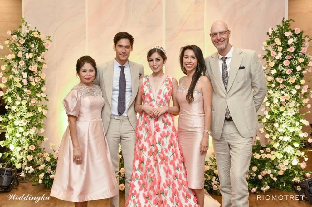 12 Potret tunangan Jessica Iskandar & Richard Kyle, romantis abis