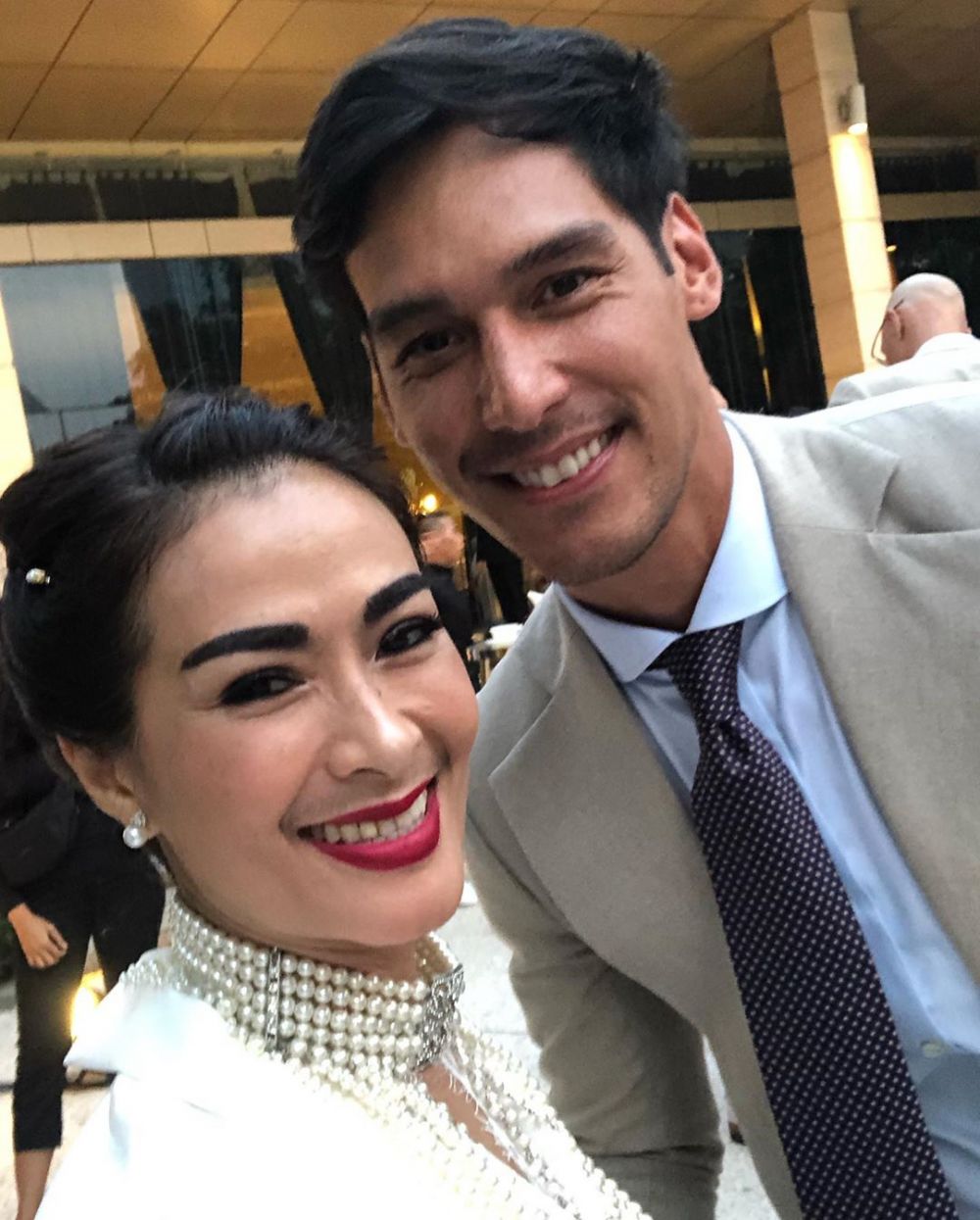 Gaya 9 seleb di pertunangan Jessica dan Richard Kyle, serba putih