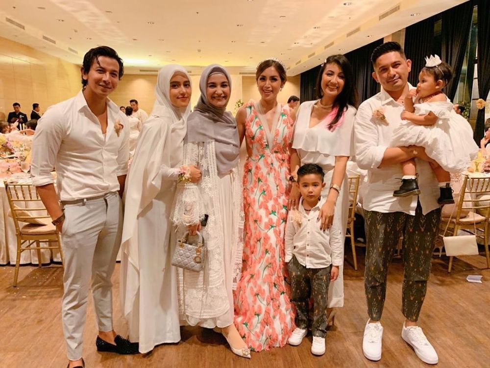 Gaya 9 seleb di pertunangan Jessica dan Richard Kyle, serba putih