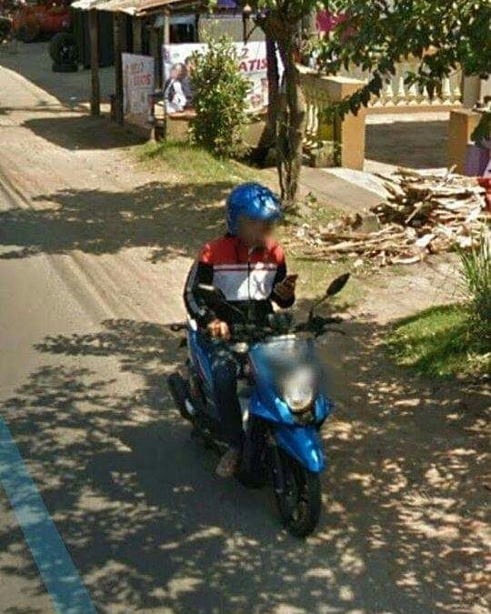 Terekam Google Maps, pemotor ini alami nasib apes karena main HP