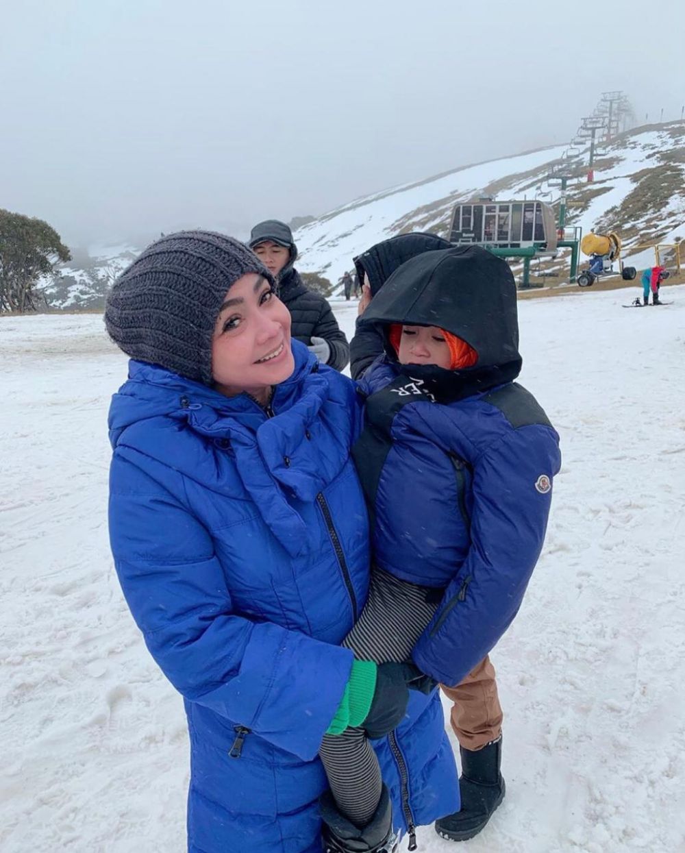 Gaya Mama Rieta vs Umi Kalsum saat liburan, siapa lebih keren?