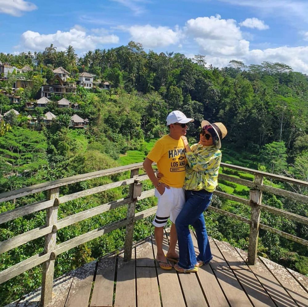 Gaya Mama Rieta vs Umi Kalsum saat liburan, siapa lebih keren?