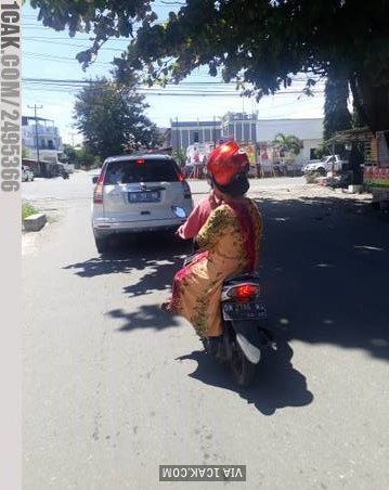 11 Momen absurd waktu pakai helm ini bikin nyengir sampai tujuan