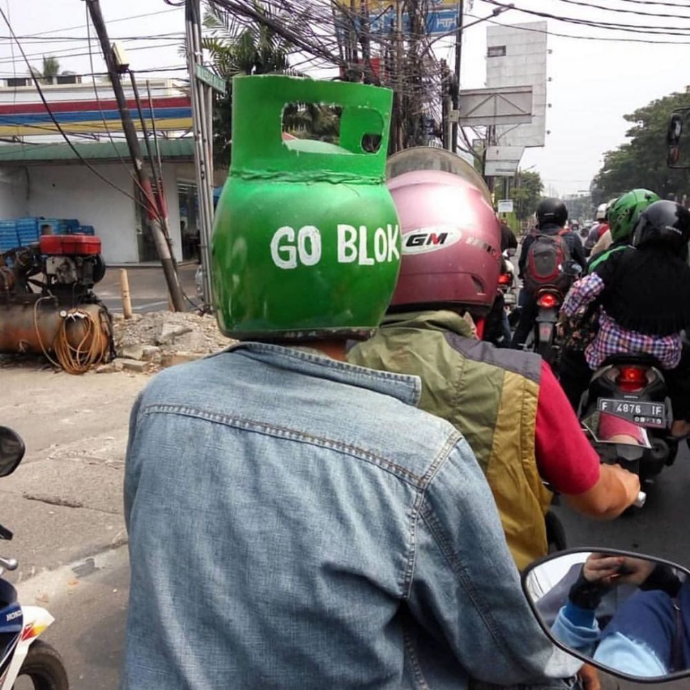 11 Momen absurd waktu pakai helm ini bikin nyengir sampai tujuan