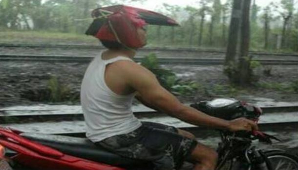 11 Momen absurd waktu pakai helm ini bikin nyengir sampai tujuan