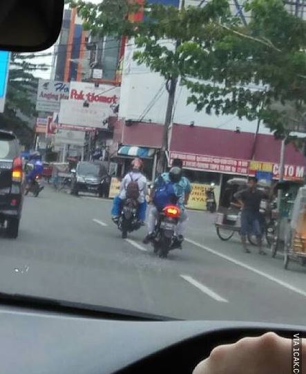 11 Momen absurd waktu pakai helm ini bikin nyengir sampai tujuan