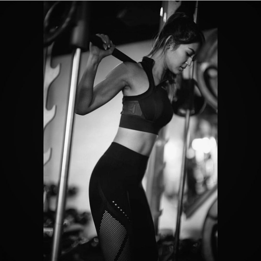 5 Seleb cantik ini punya hobi angkat beban saat nge-gym, kuat pol 