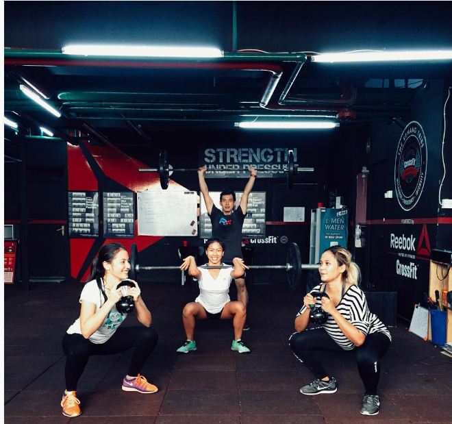 5 Seleb cantik ini punya hobi angkat beban saat nge-gym, kuat pol 