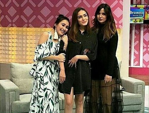 5 Seleb ini pernah dikritik pakai baju mirip gorden, terbaru Donita