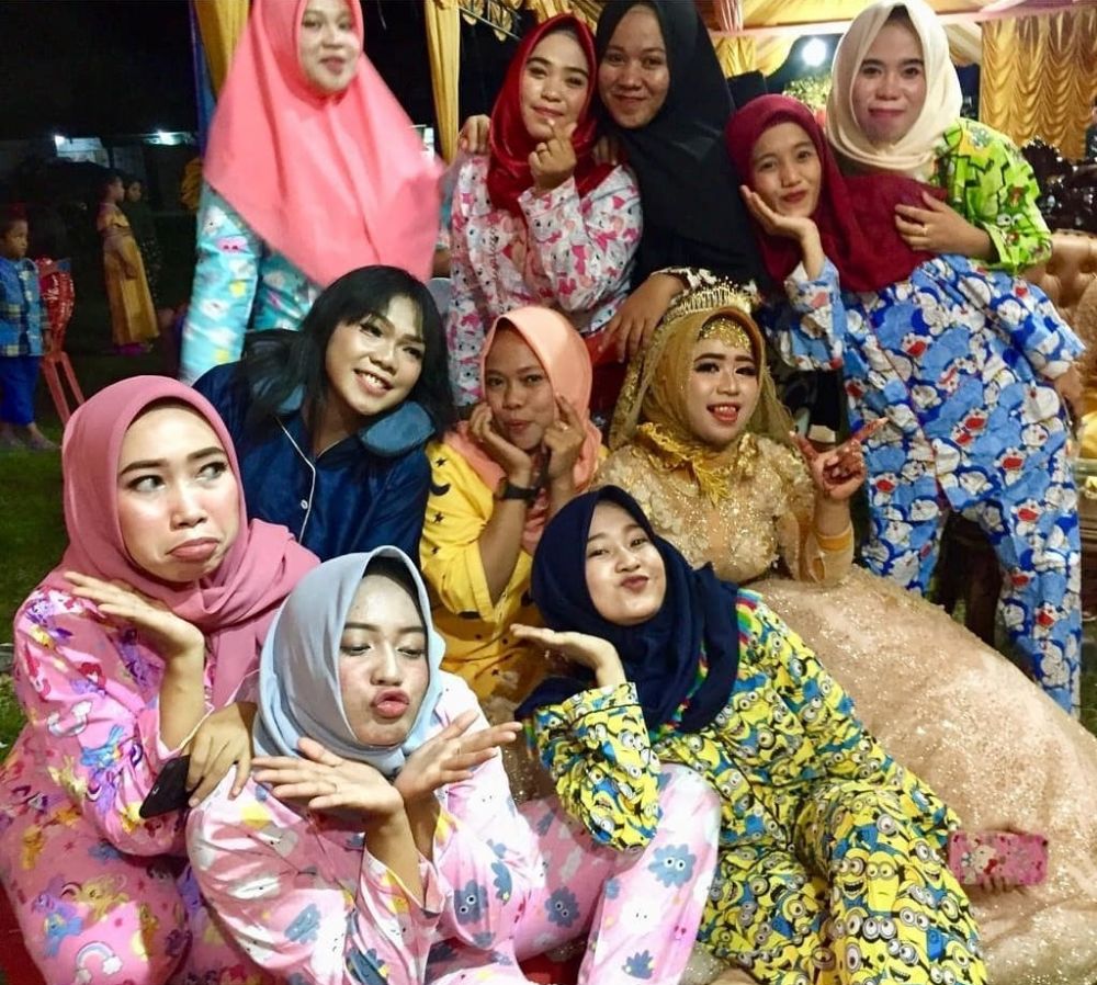 7 Penampilan nyentrik hadiri pesta pernikahan teman, kocak abis