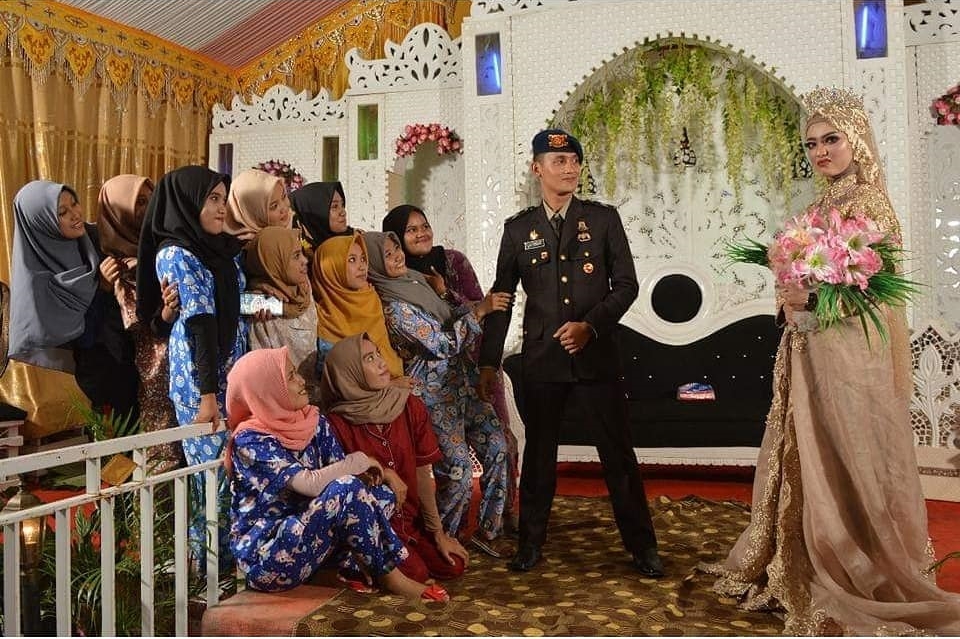 7 Penampilan nyentrik hadiri pesta pernikahan teman, kocak abis