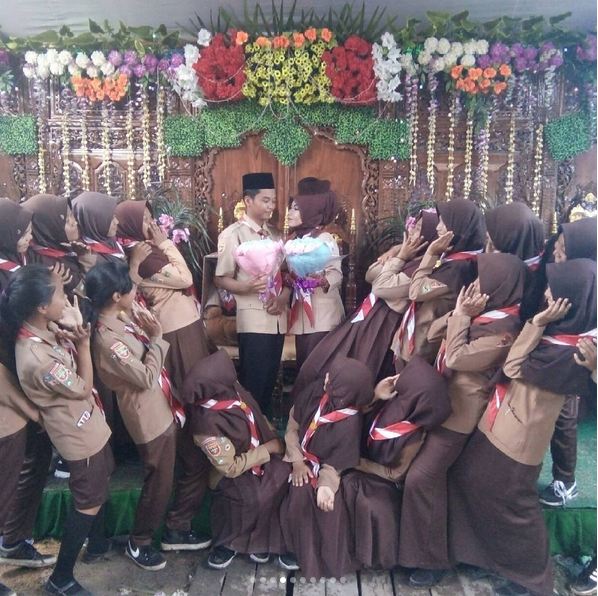 7 Penampilan nyentrik hadiri pesta pernikahan teman, kocak abis