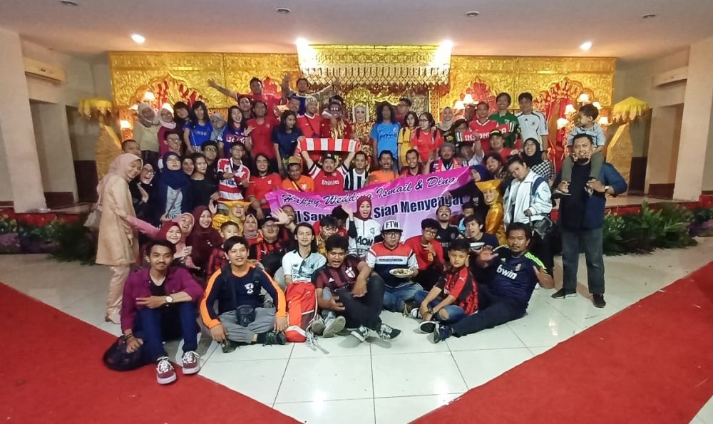 7 Penampilan nyentrik hadiri pesta pernikahan teman, kocak abis