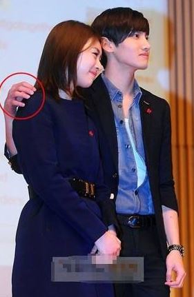 7 Seleb ini nggak mau pegang wanita saat berfoto