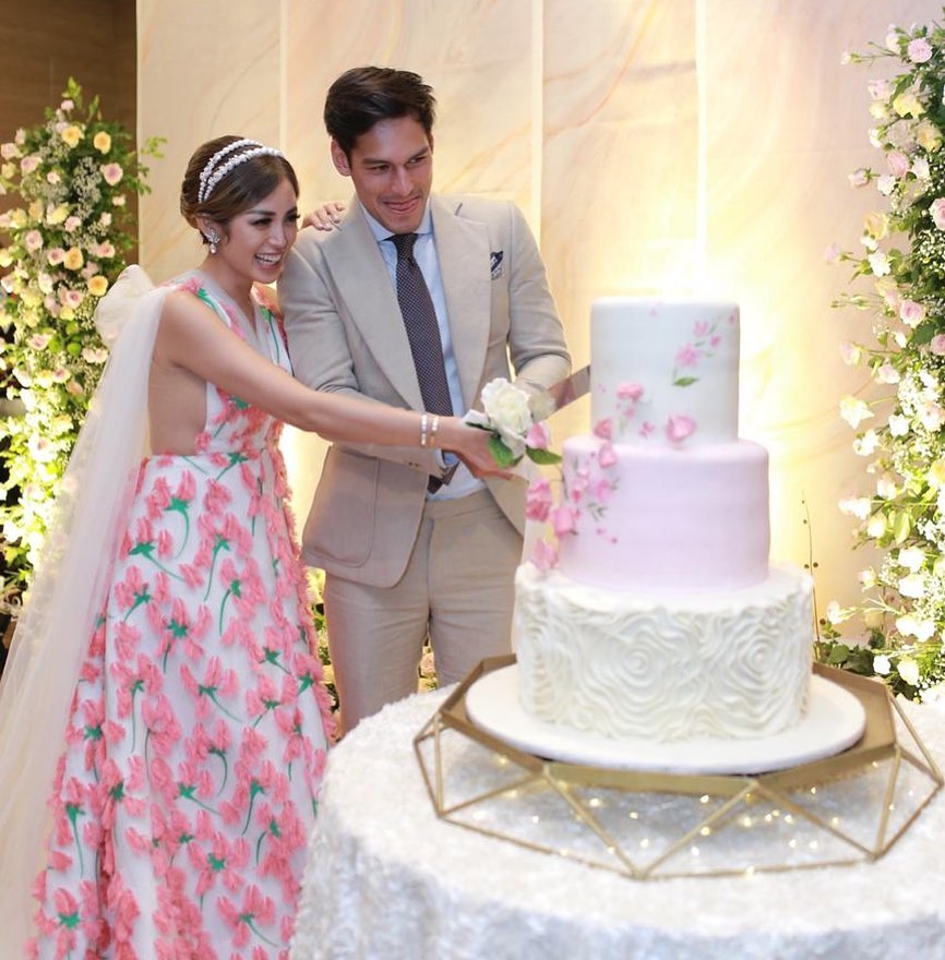 Gaun tunangan & pernikahan kelewat seksi, 4 seleb ini tuai kritik