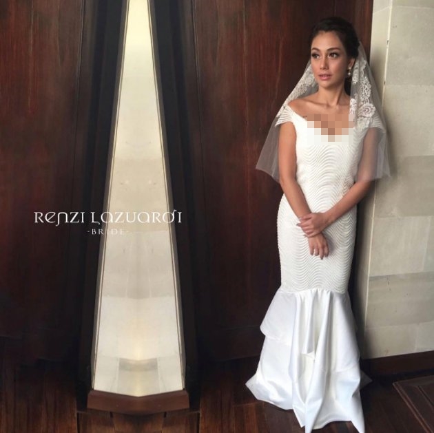 Gaun tunangan & pernikahan kelewat seksi, 4 seleb ini tuai kritik