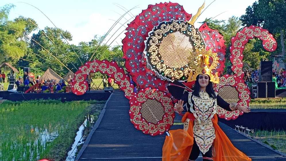 Sawah jadi catwalk, ini 5 keunikan Festival Bambu Gintangan 2019