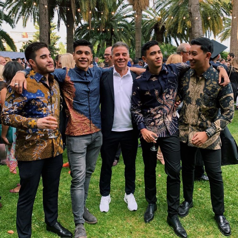 Momen manis Tommy Soeharto & mantan istri dalam wisuda anak di Spanyol