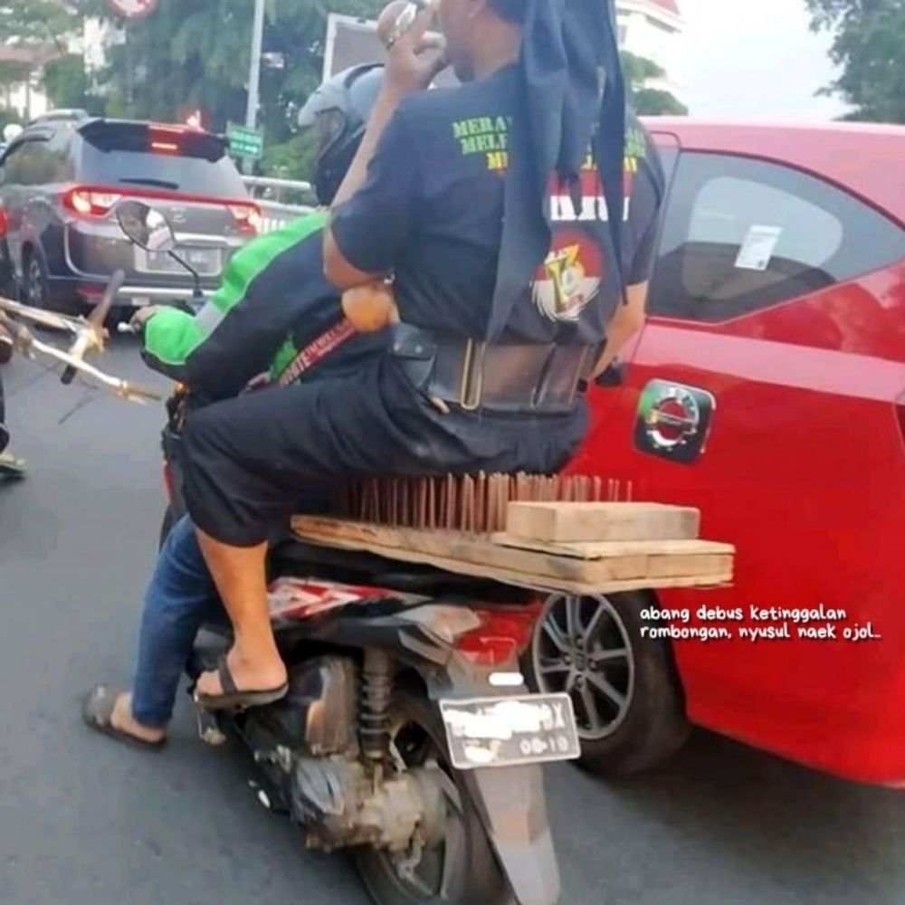 12 Momen absurd driver ojek online boncengin penumpang ini kocak
