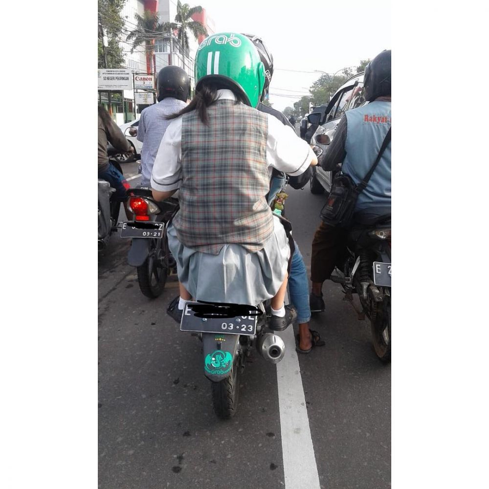 12 Momen absurd driver ojek online boncengin penumpang ini kocak