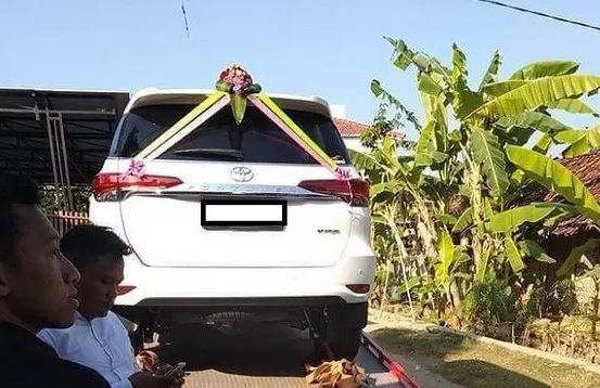 4 Kisah pernikahan orang biasa dengan mahar mobil mewah