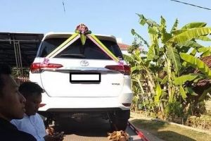 4 Kisah pernikahan orang biasa dengan mahar mobil mewah