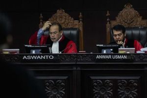 Beri pertanyaan berbelit, kuasa hukum Jokowi ditegur hakim MK
