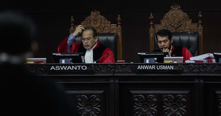 Beri pertanyaan berbelit, kuasa hukum Jokowi ditegur hakim MK