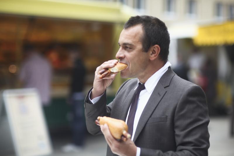 Sering dianggap sepele, ini 5 dampak buruk makan sambil berdiri