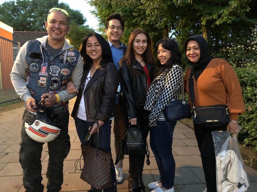 8 Momen kedekatan Ayu Ting Ting & Dedi Mulya, sudah cipika cipiki