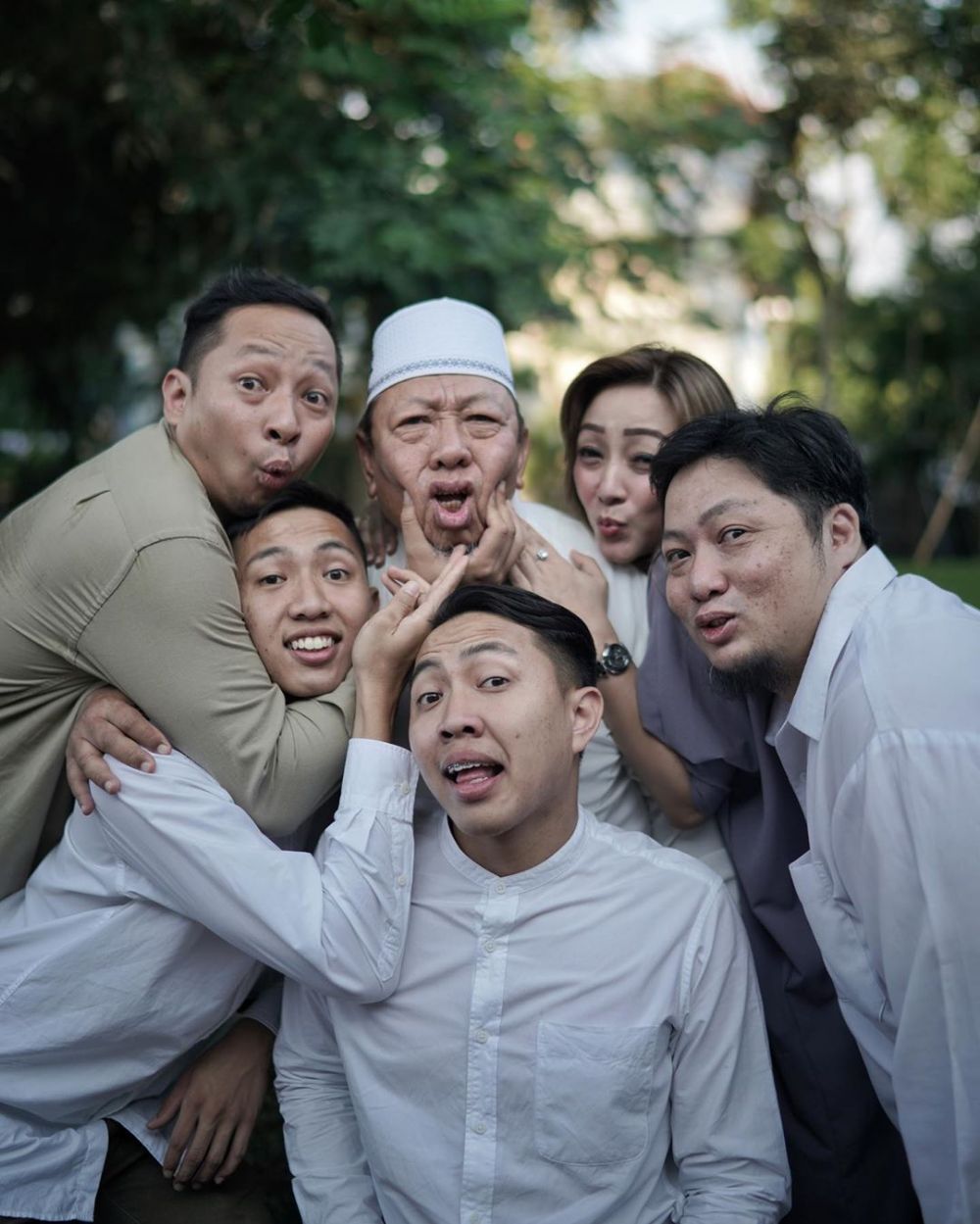 Jarang tersorot, ini 8 momen Ringgo Agus bareng adik kembarnya