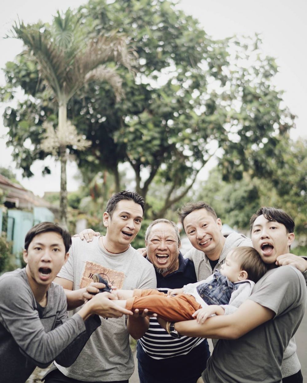 Jarang tersorot, ini 8 momen Ringgo Agus bareng adik kembarnya