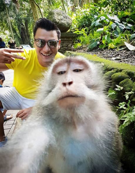 Selfie bareng monyet, aksi Christian Sugiono panen pujian