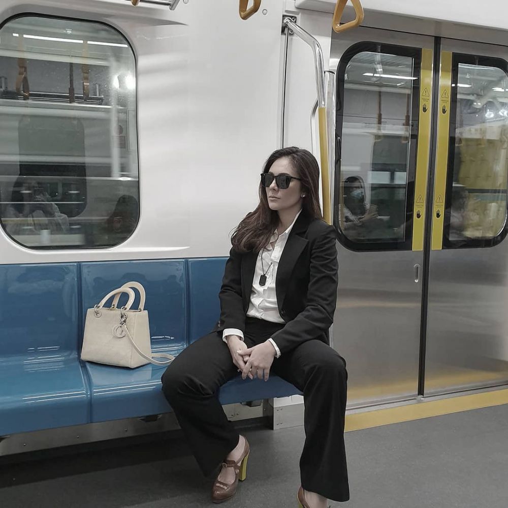 Gaya 6 seleb pakai baju ala agen Men In Black saat gala premiere