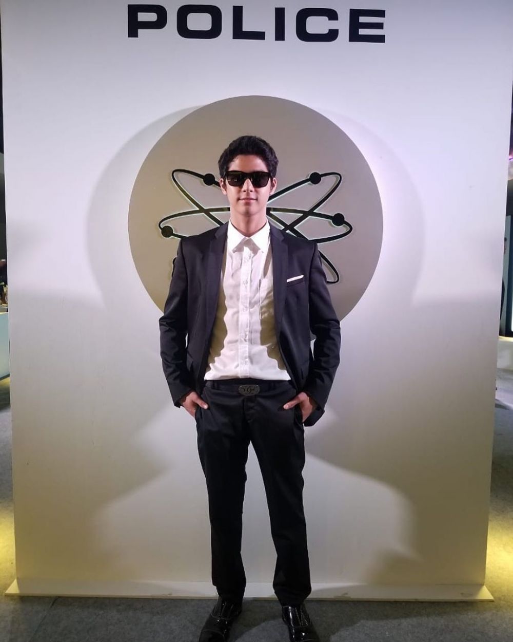 Gaya 6 seleb pakai baju ala agen Men In Black saat gala premiere