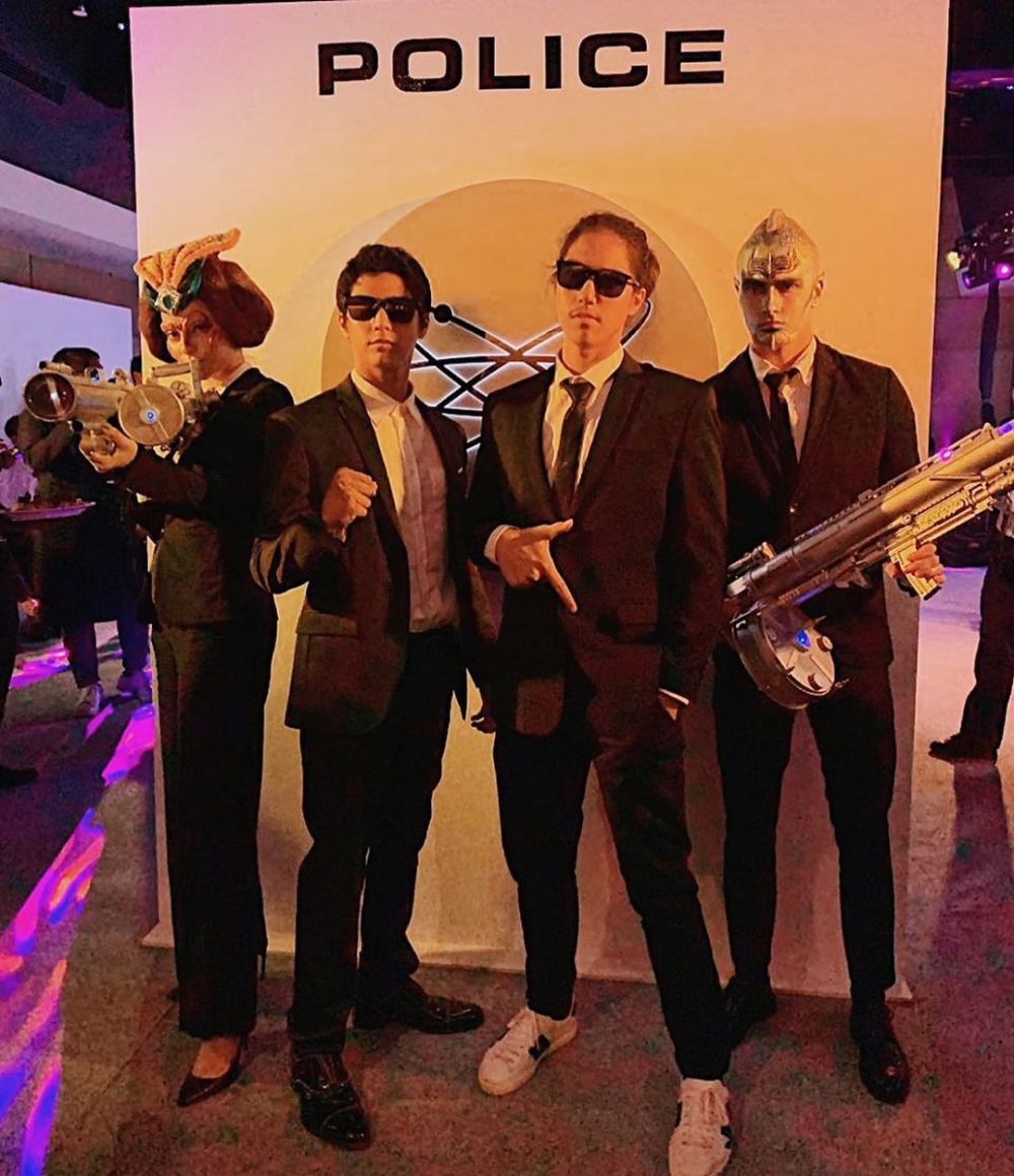 Gaya 6 seleb pakai baju ala agen Men In Black saat gala premiere